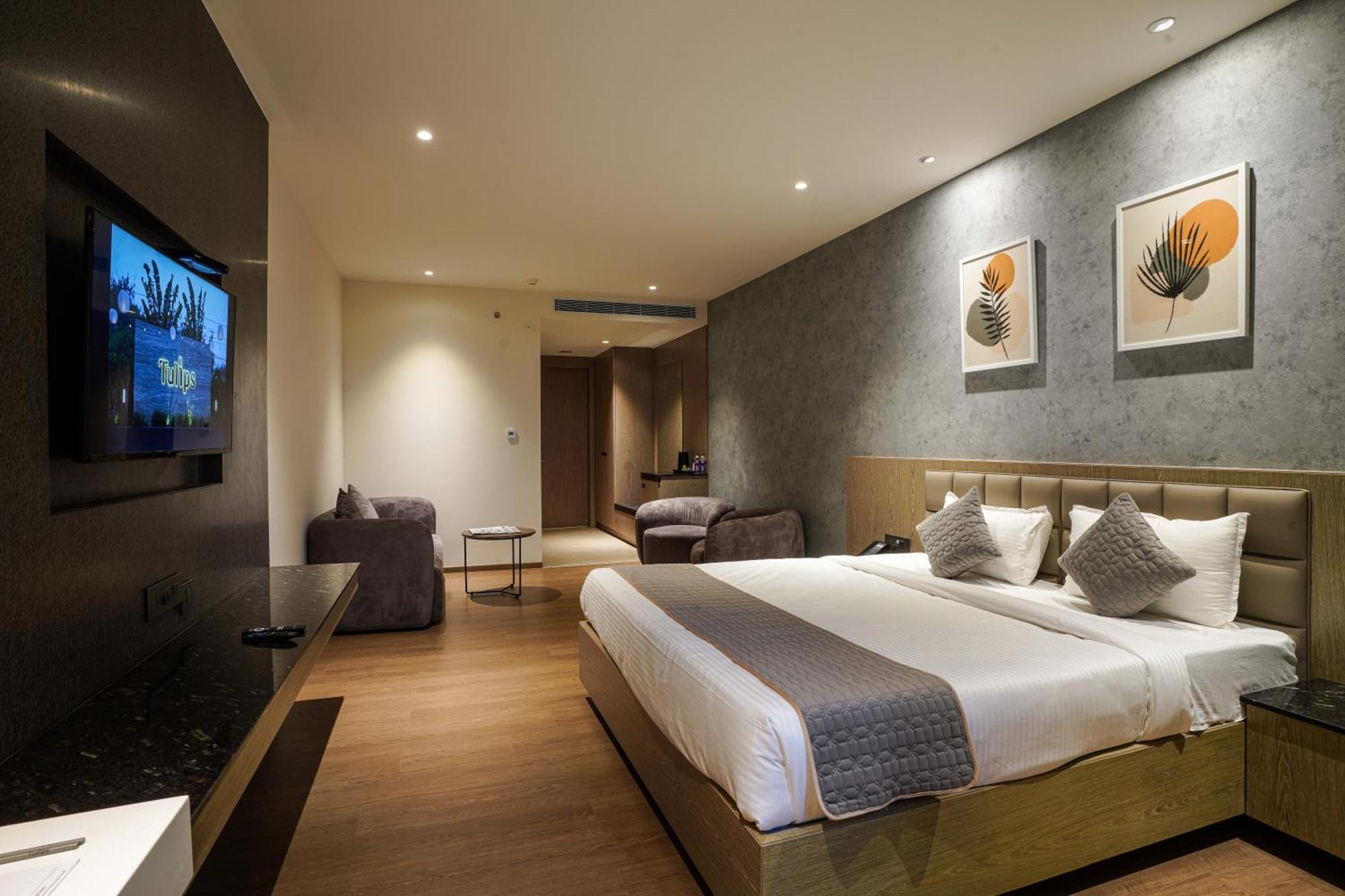 Hotel Tulips Grand Hyderabad Exteriör bild